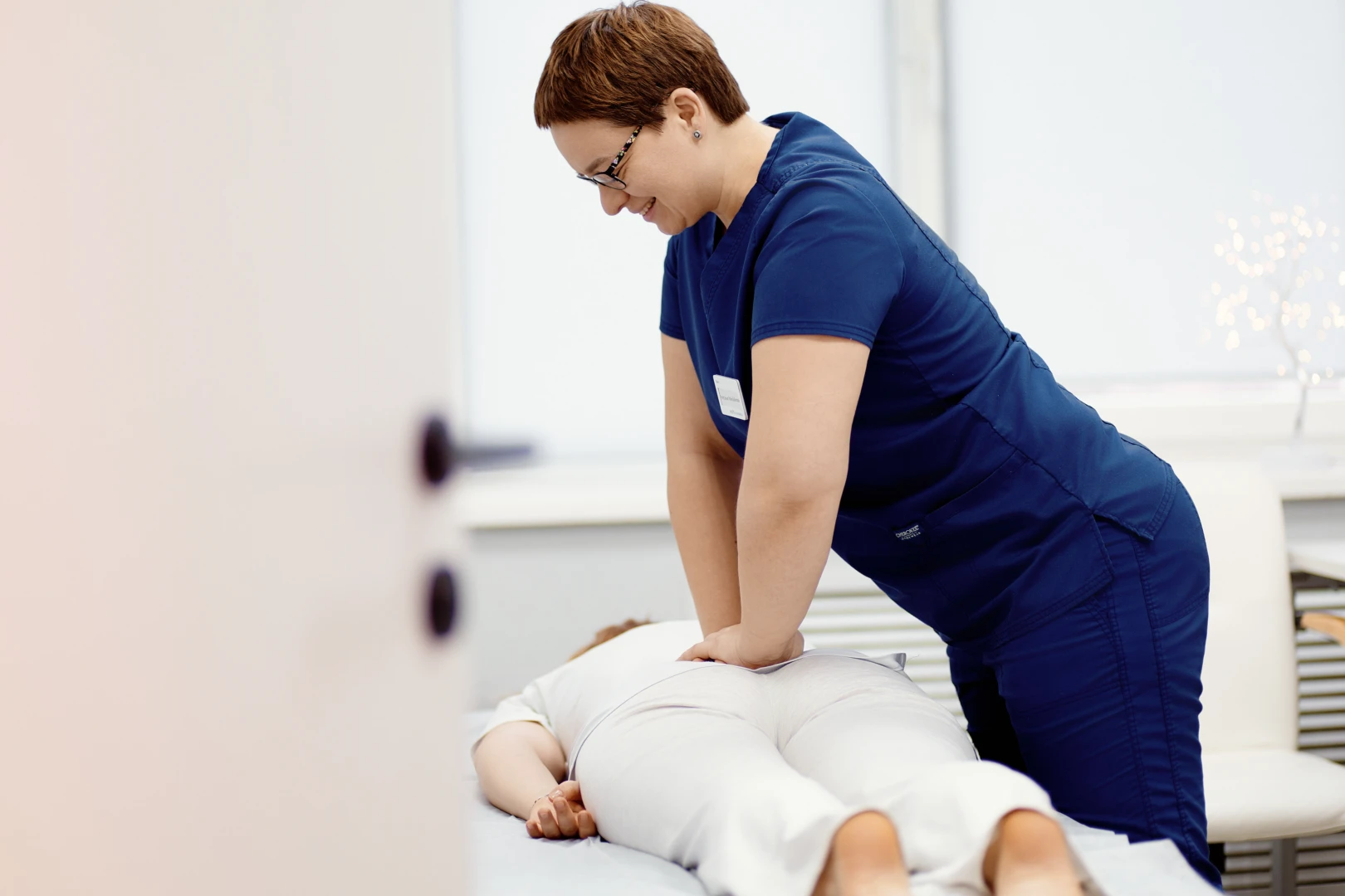 Остеопат проводит остеопатический массаж пациенту