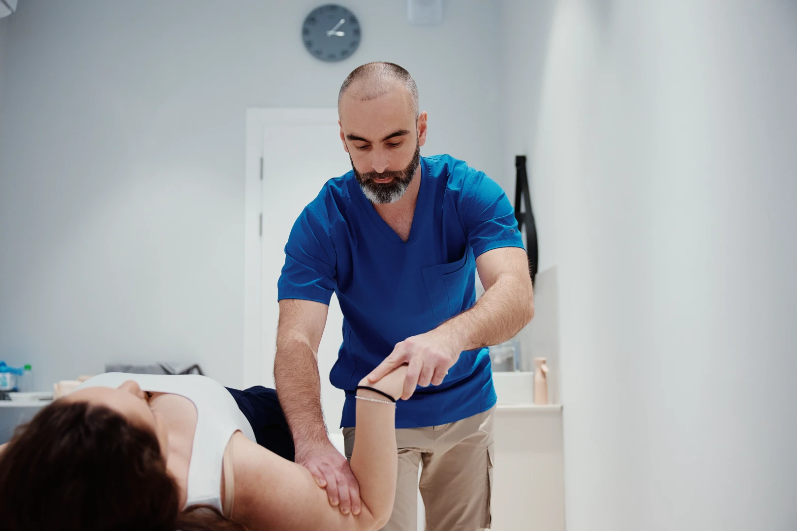 Врач показывает упражнения и даёт рекомендации по лечению и образу жизни