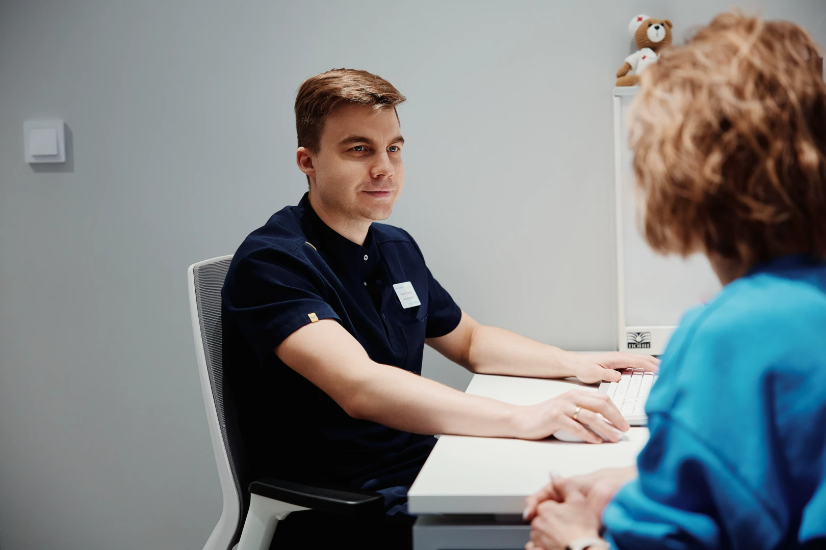 Врач разговаривает с пациентом