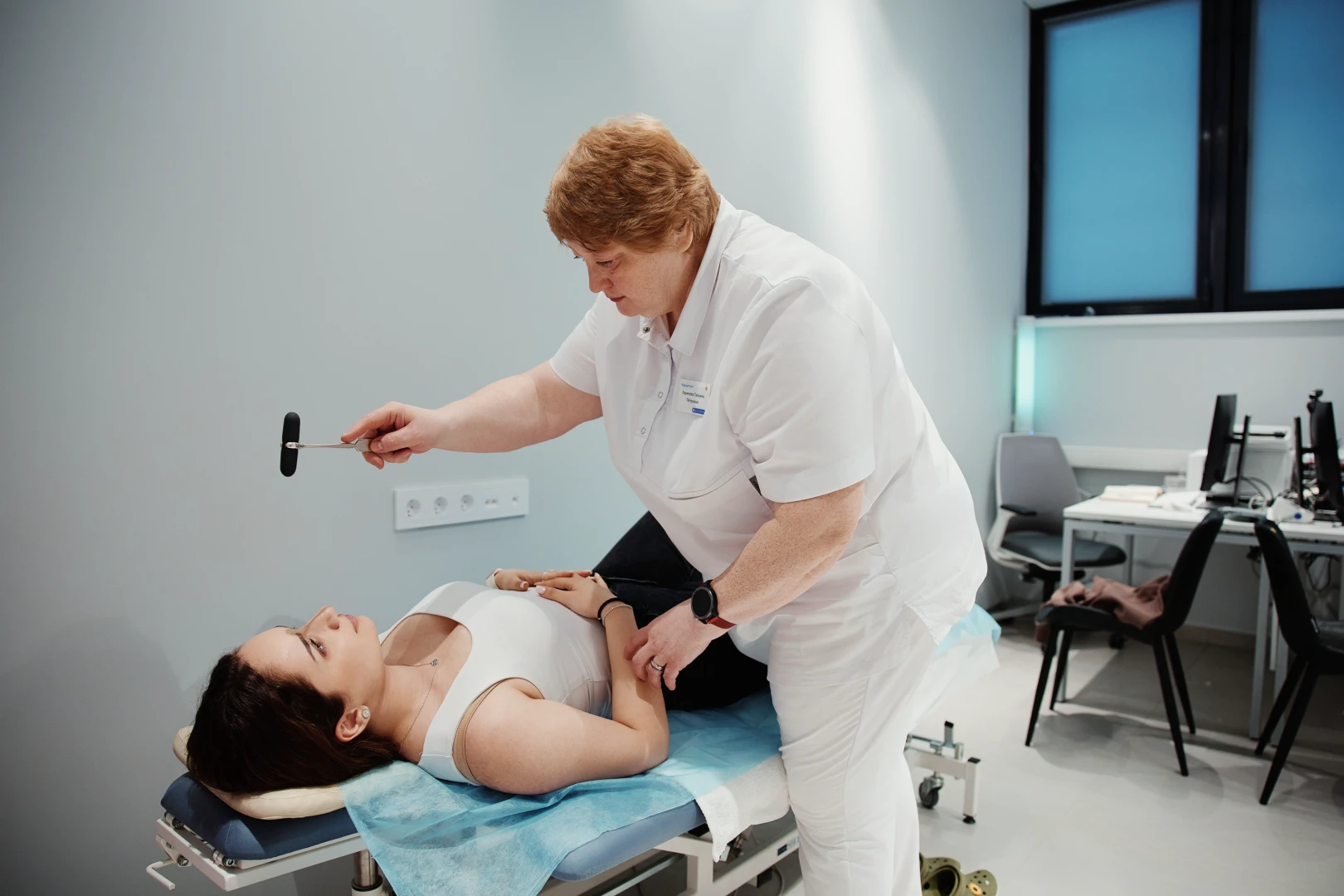 Врач проводит диагностику