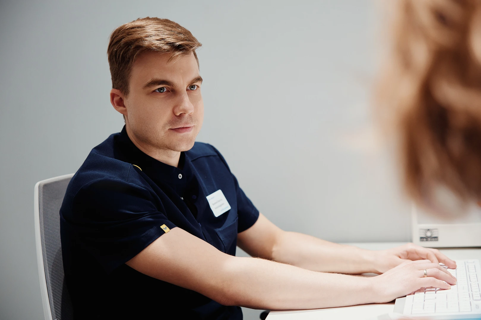 Инструктор ЛФК обсуждает с пациентом занятие