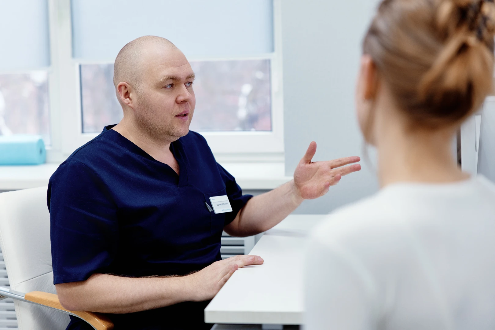 Остеопат обсуждает с пациенткой дальнейшее лечение