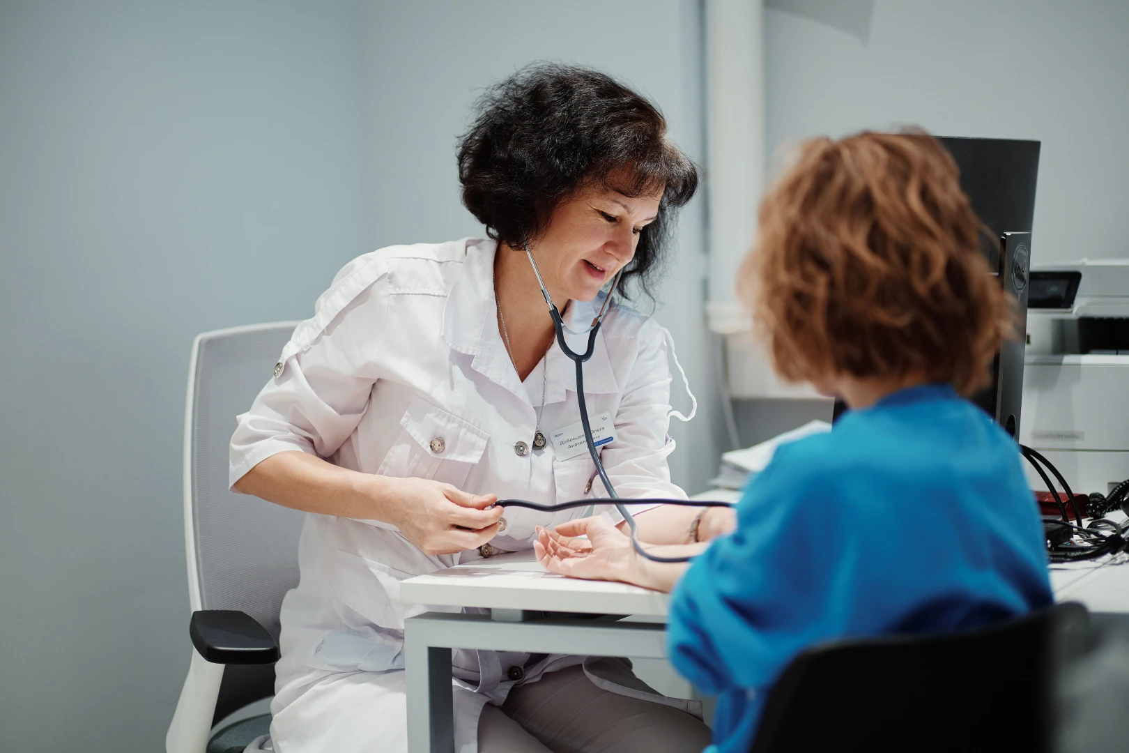 Врач-реабилитолог проводит осмотр и диагностику пациента