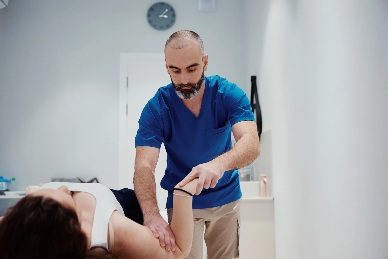 Врач-остеопат проводит осмотр пациента