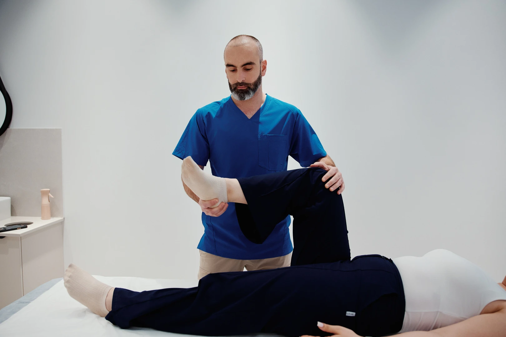 Остеопат проводит коррекцию в Ист Клинике