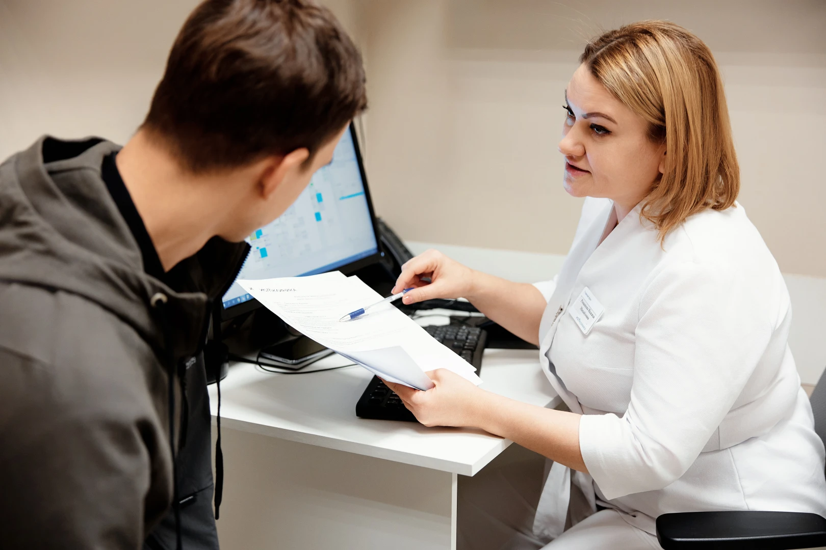 Травматолог-ортопед обсуждает с пациентом план лечения