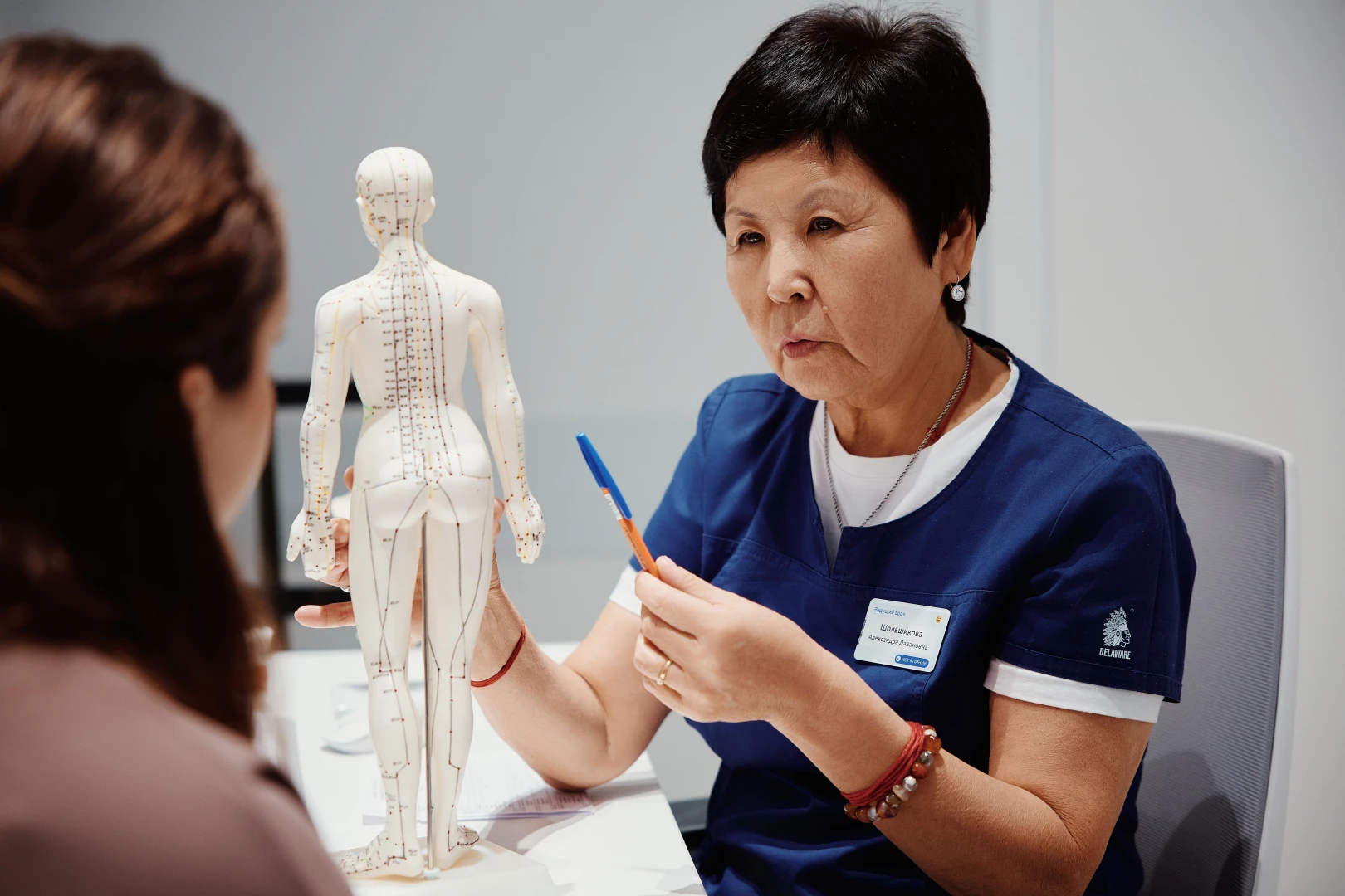 Врач разговаривает с пациентом