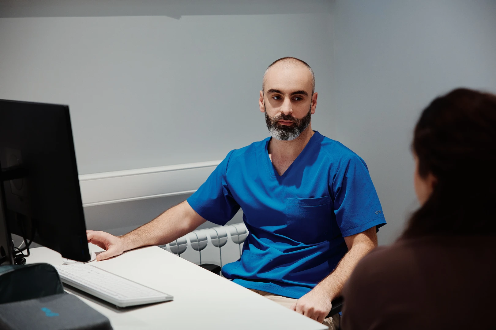 Врач разговаривает с пациентом