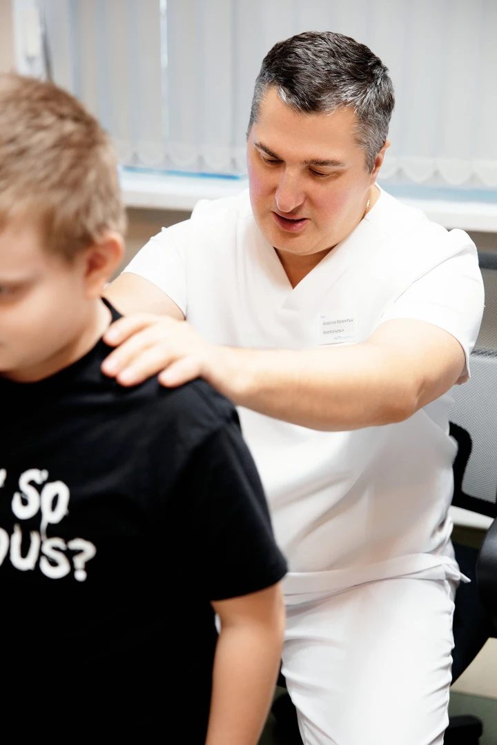 Врач разговаривает с пациентом