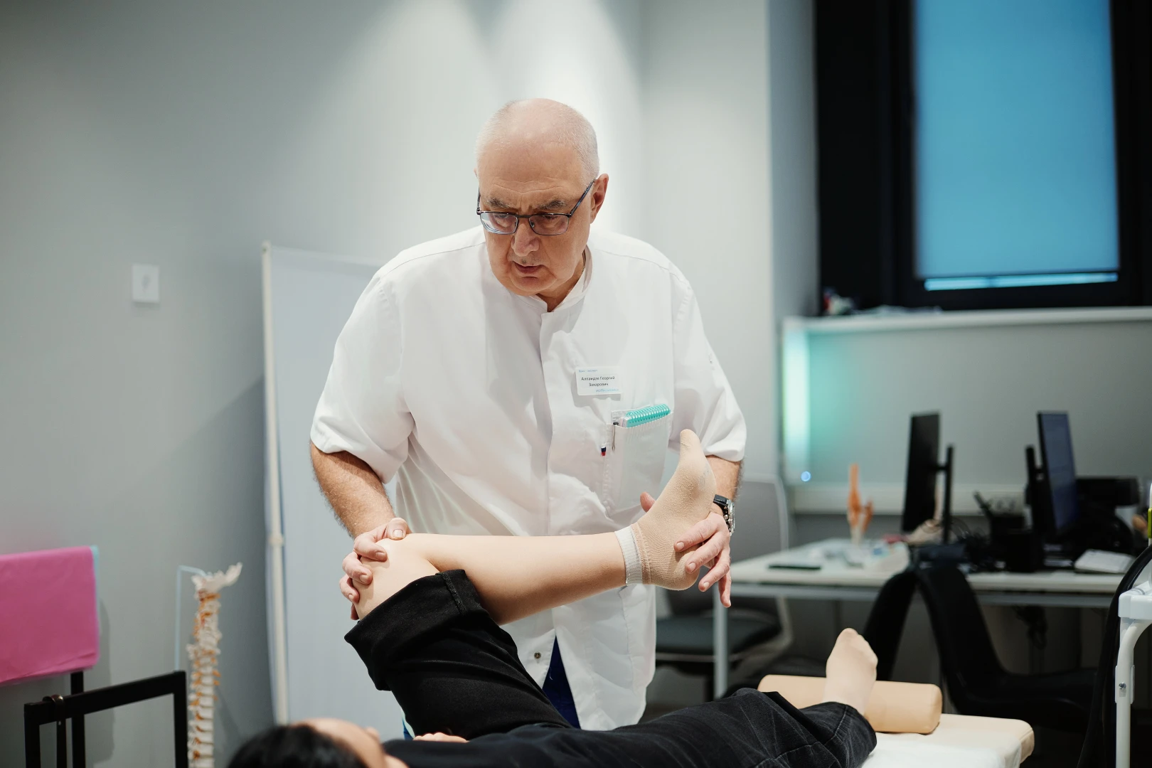 Травматолог-ортопед проводит осмотр пациента