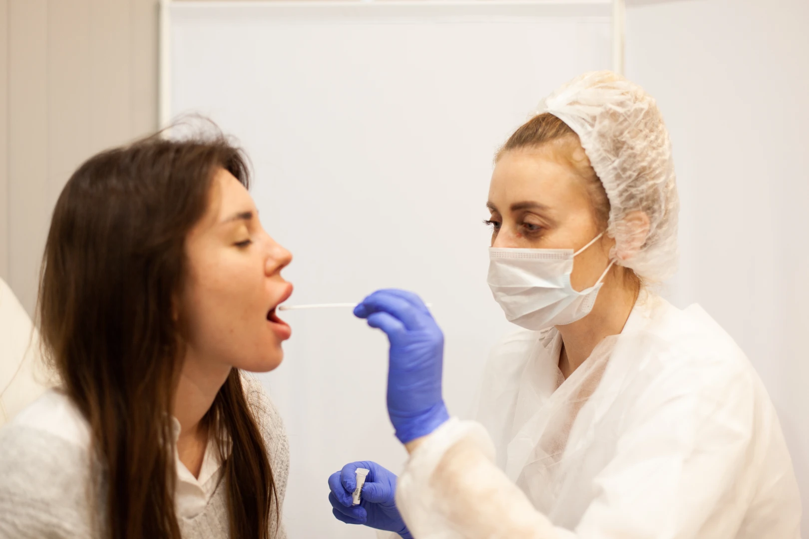 Медсестра разговаривает с пациентом