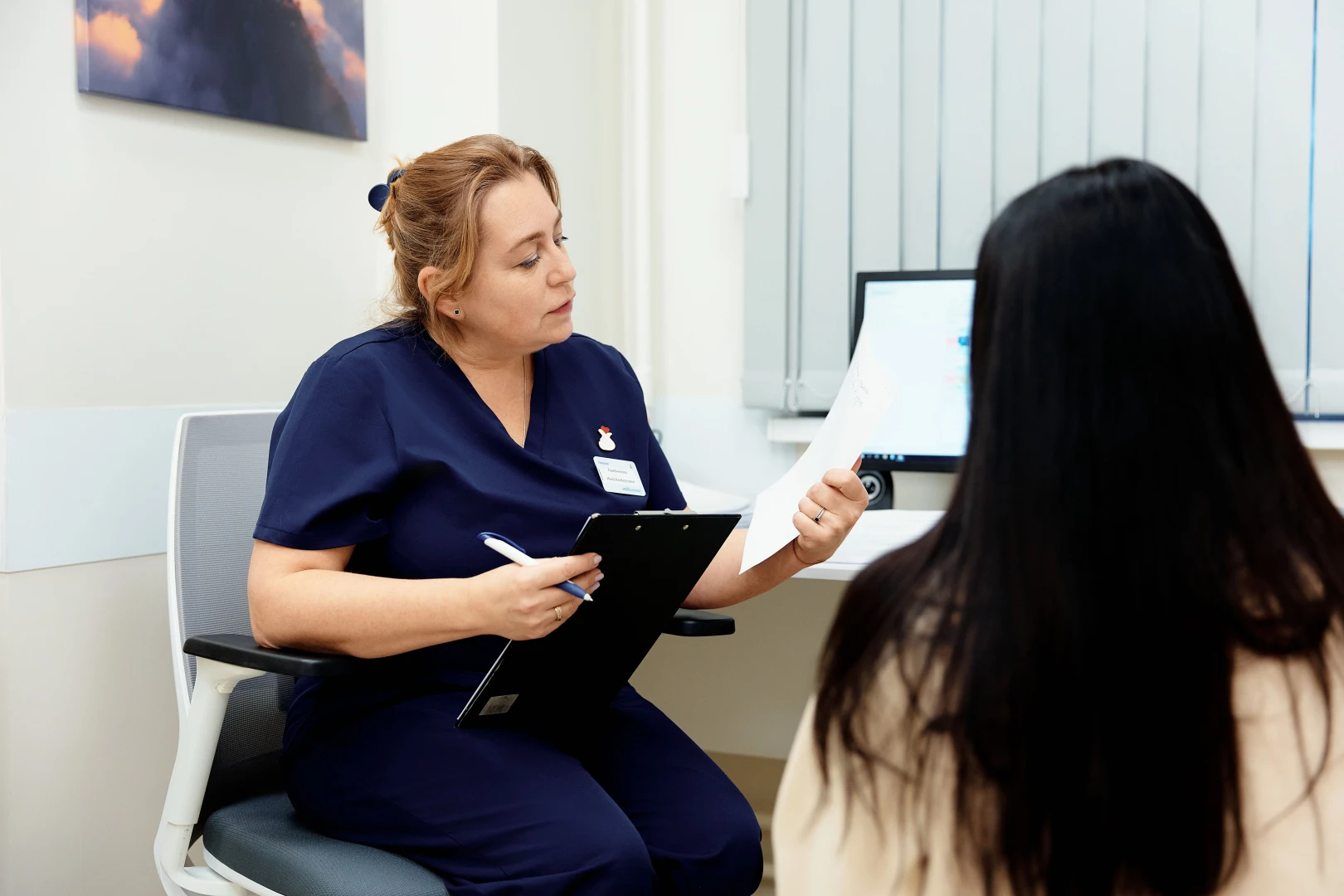 Врач разговаривает с пациентом