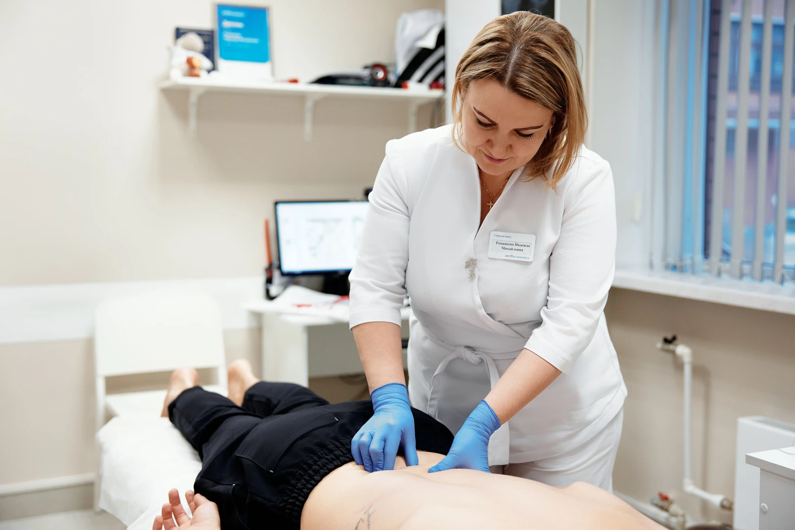 Врач проводит диагностику