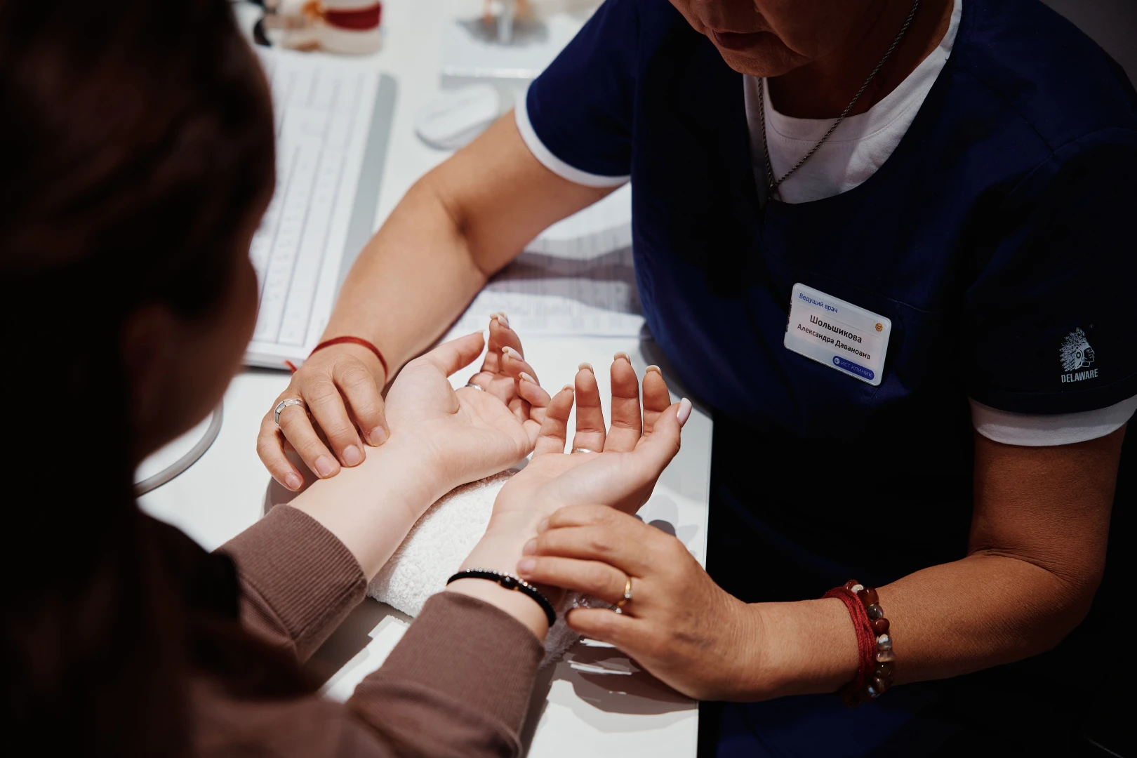 Врач проводит диагностику