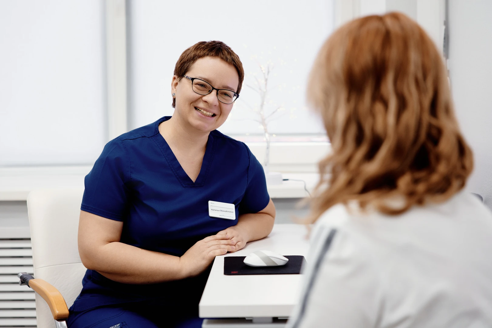 Врач разговаривает с пациентом