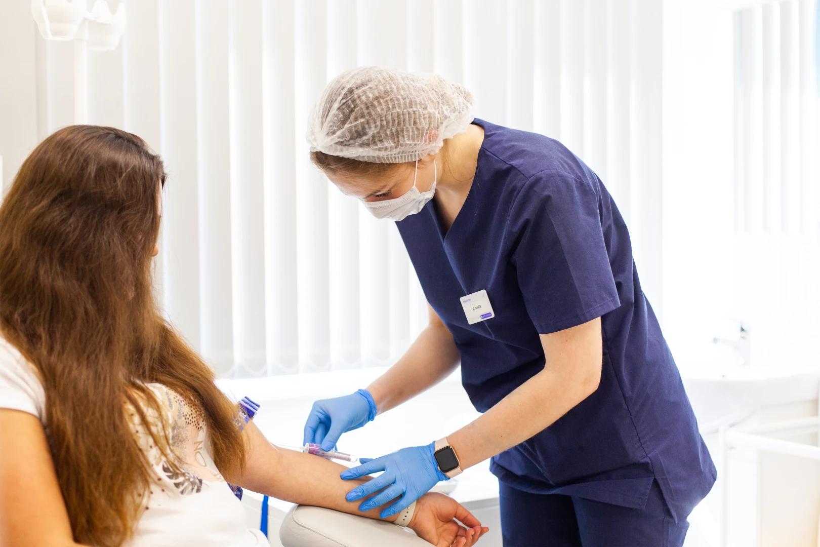 Медсестра проводит диагностику