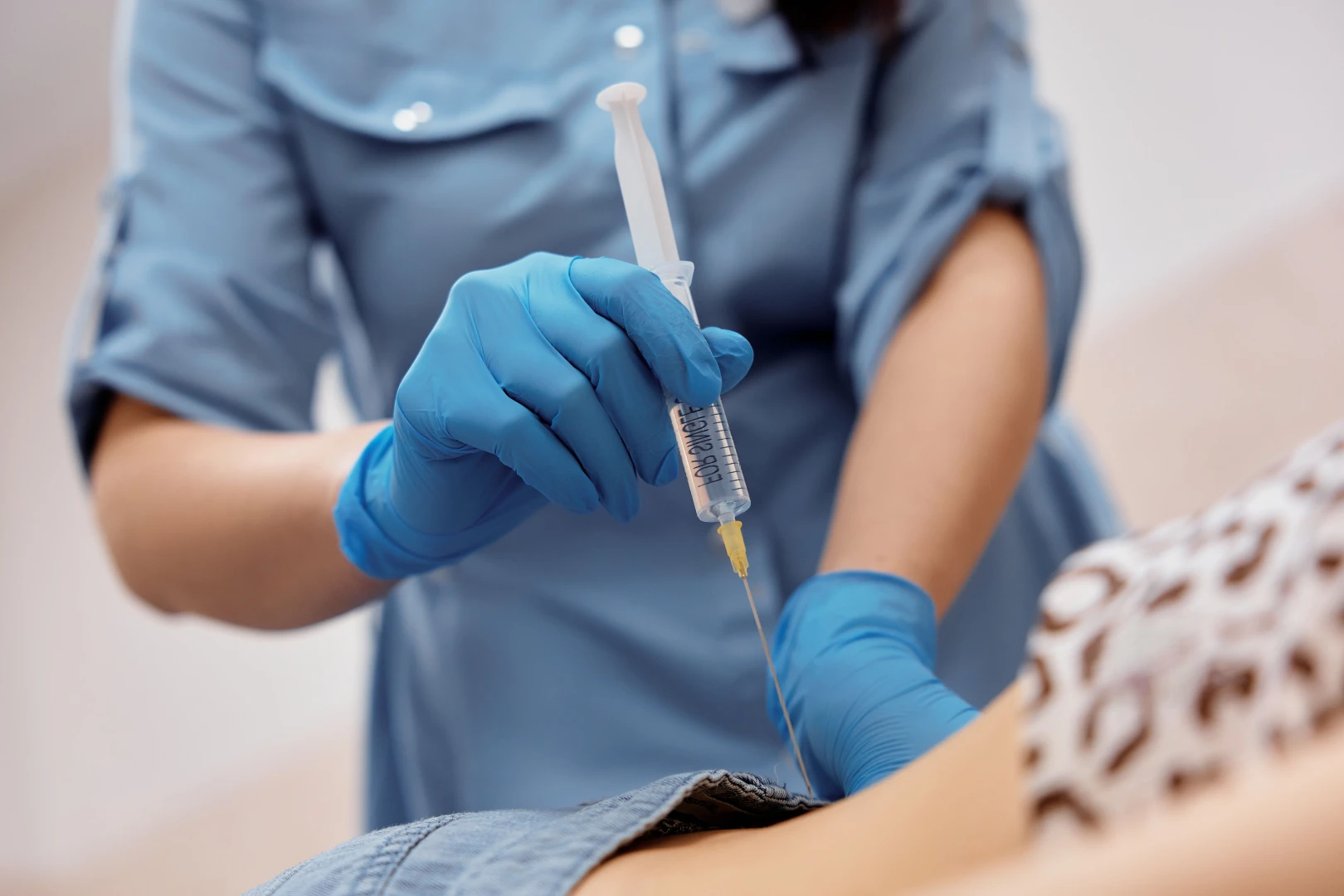 Врач проводит диагностику