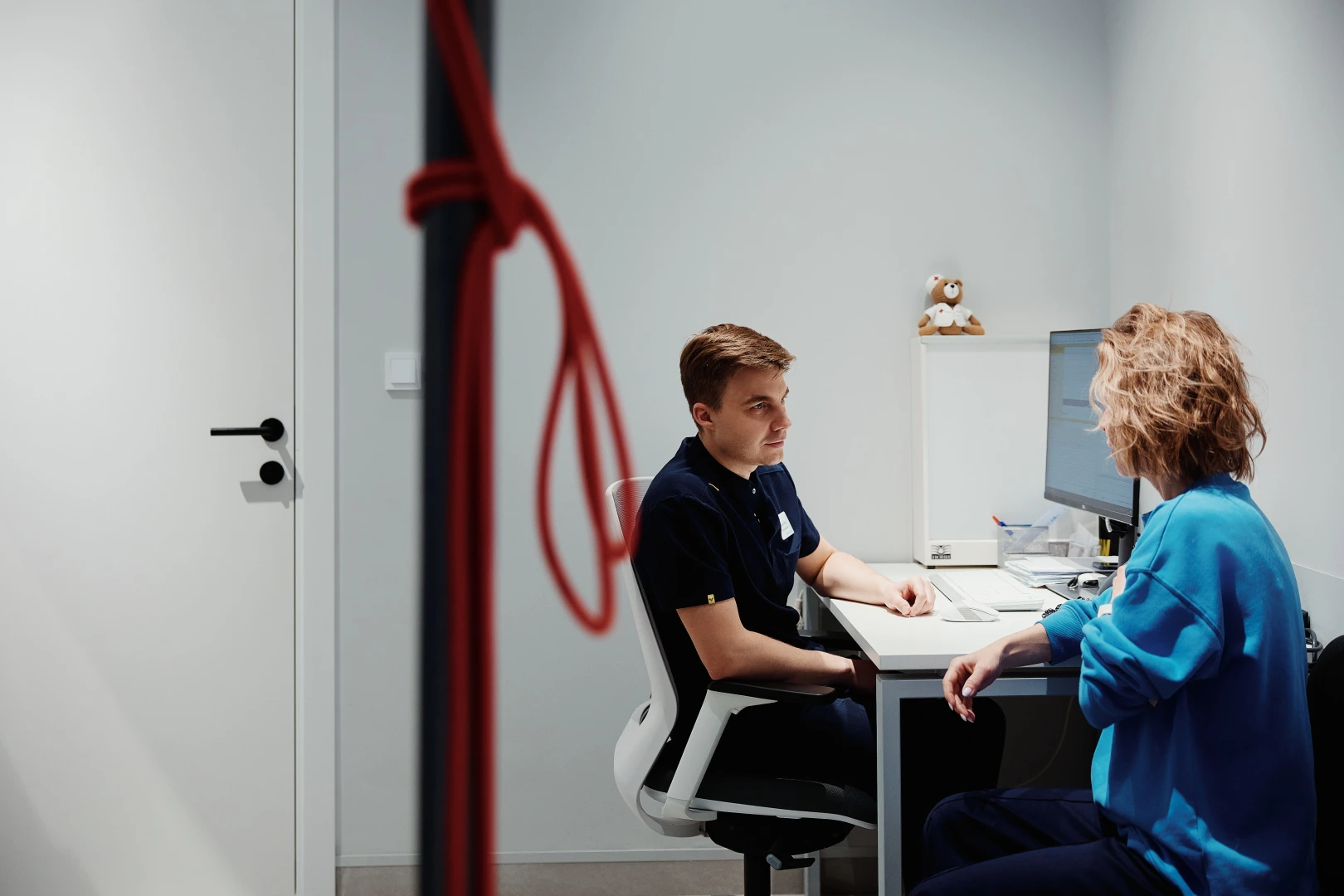 Врач разговаривает с пациентом