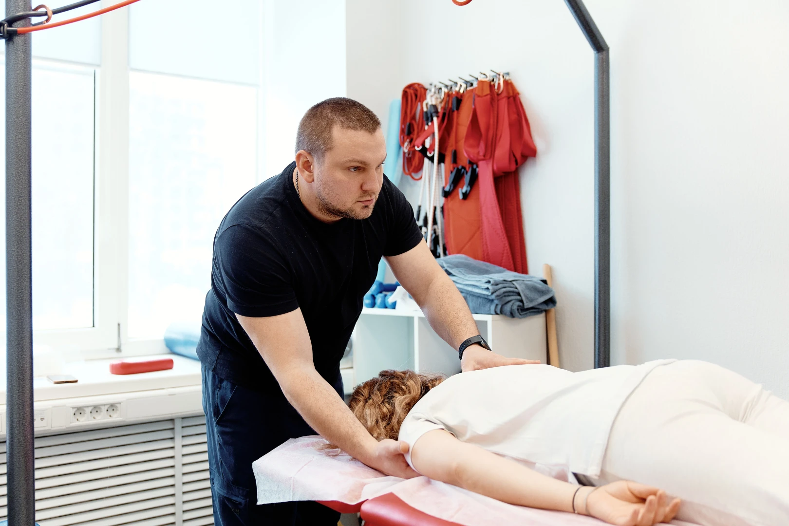 Врач проводит диагностику