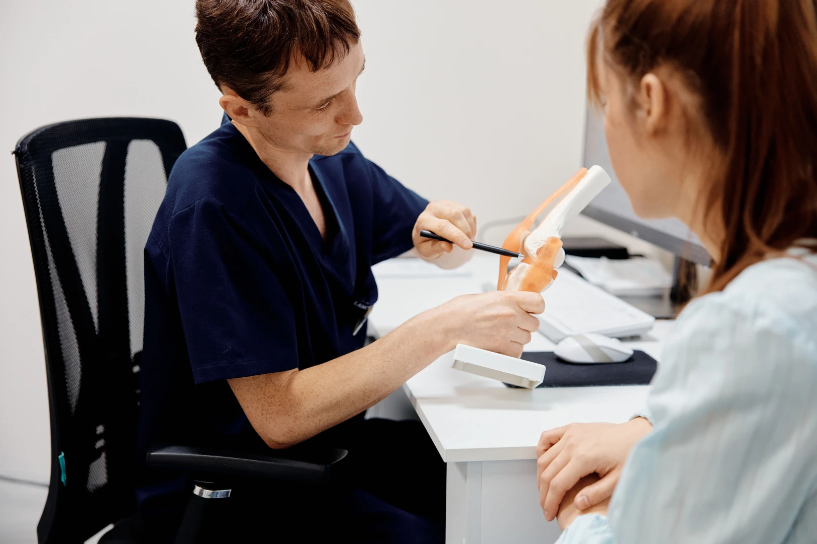 Врач разговаривает с пациентом