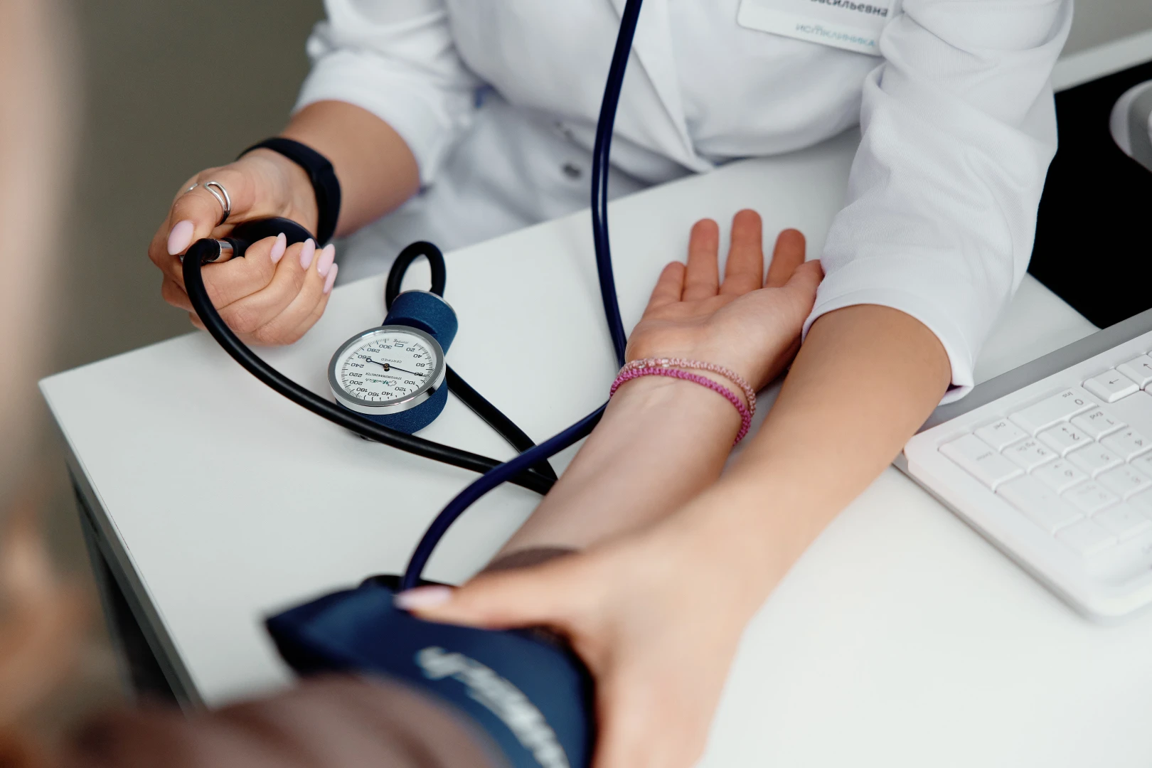 Врач проводит диагностику