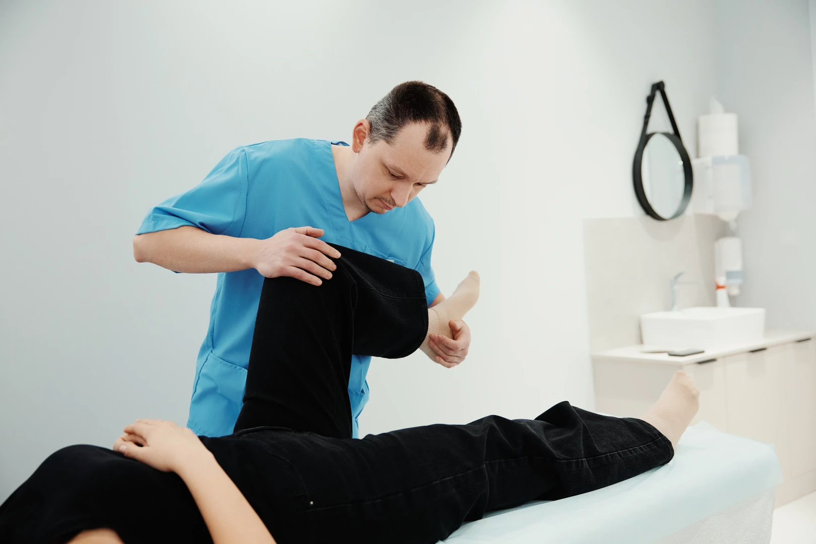 Врач проводит занятие с пациентом