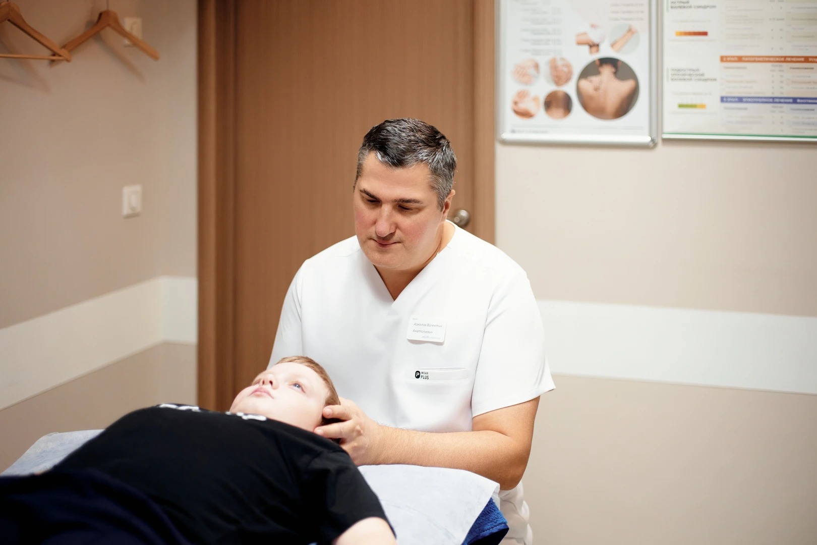 Врач проводит диагностику