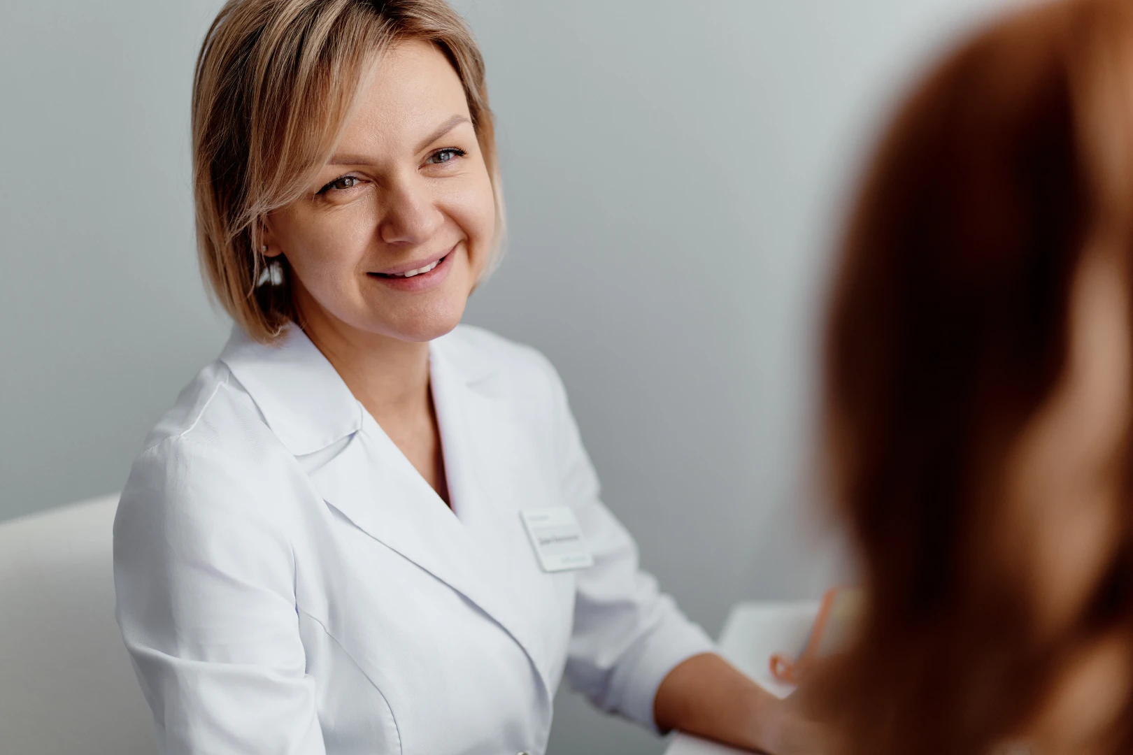 Врач разговаривает с пациентом