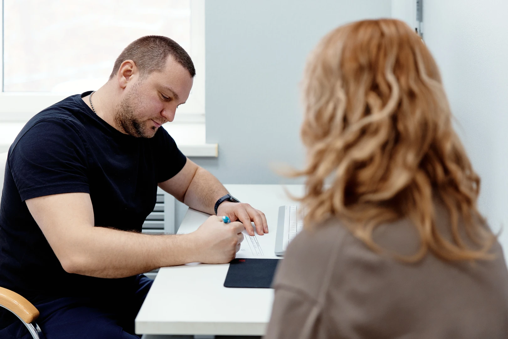 Врач разговаривает с пациентом