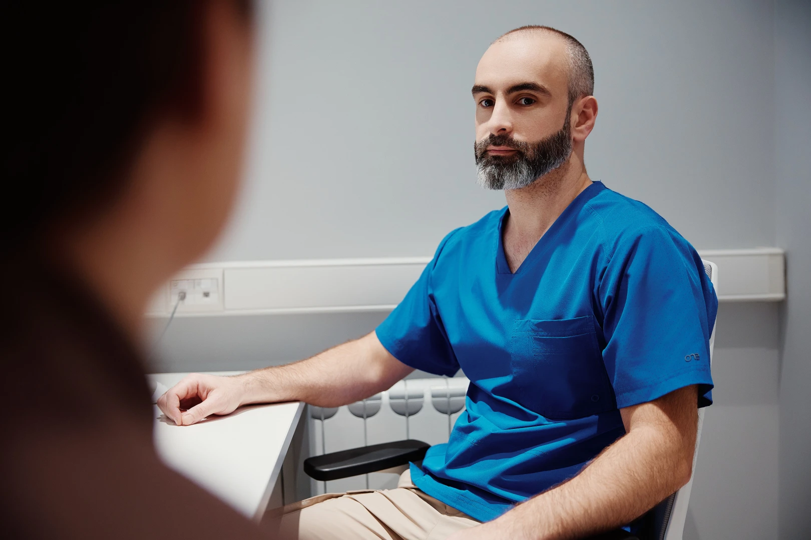 Врач разговаривает с пациентом