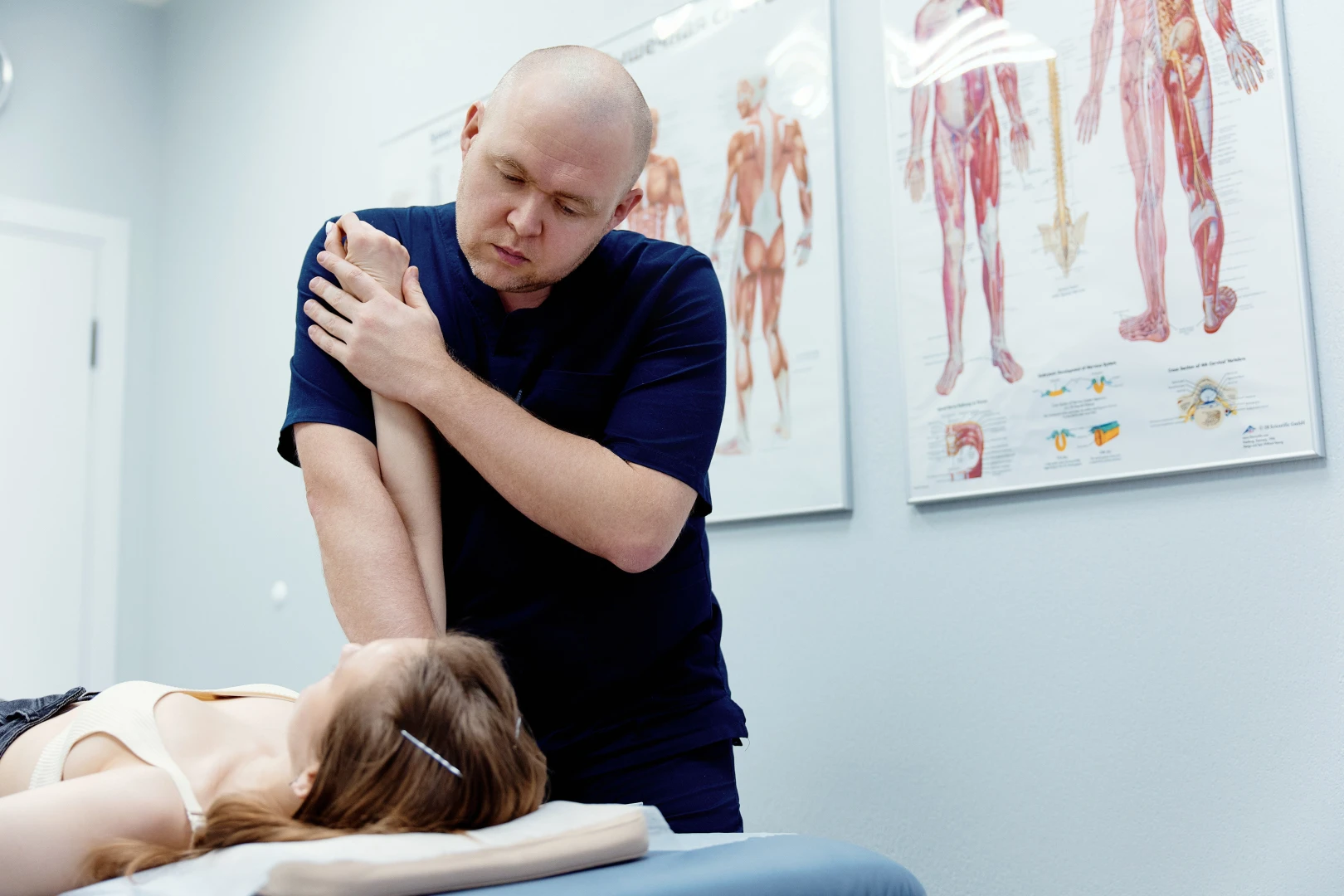 Врач проводит диагностику