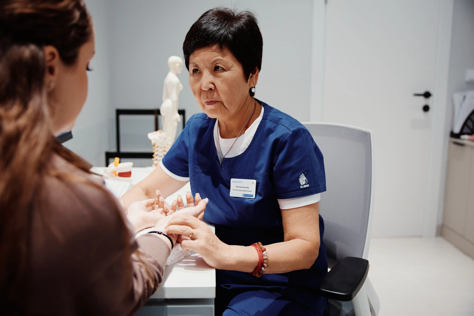 Врач разговаривает с пациентом