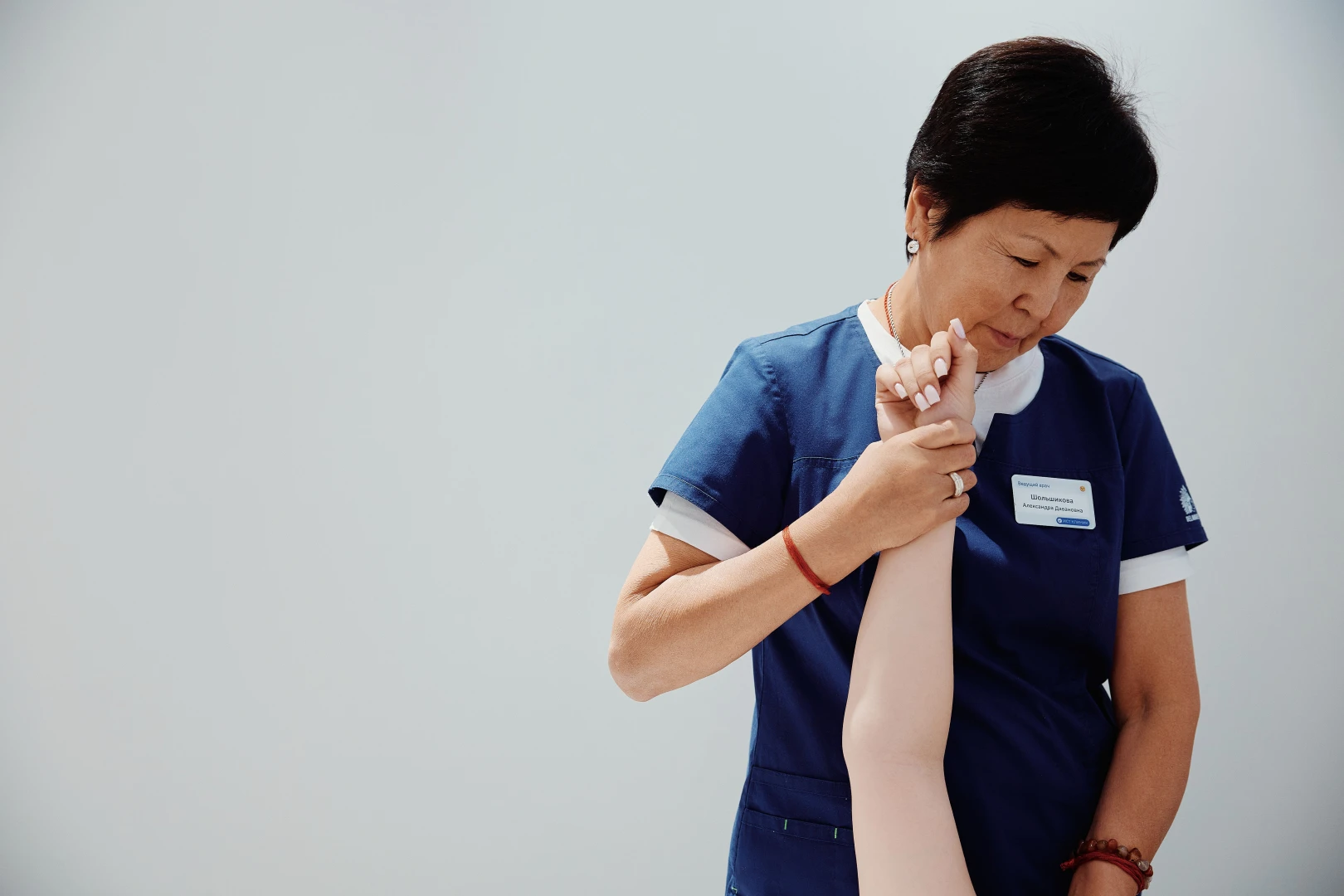 Врач проводит диагностику