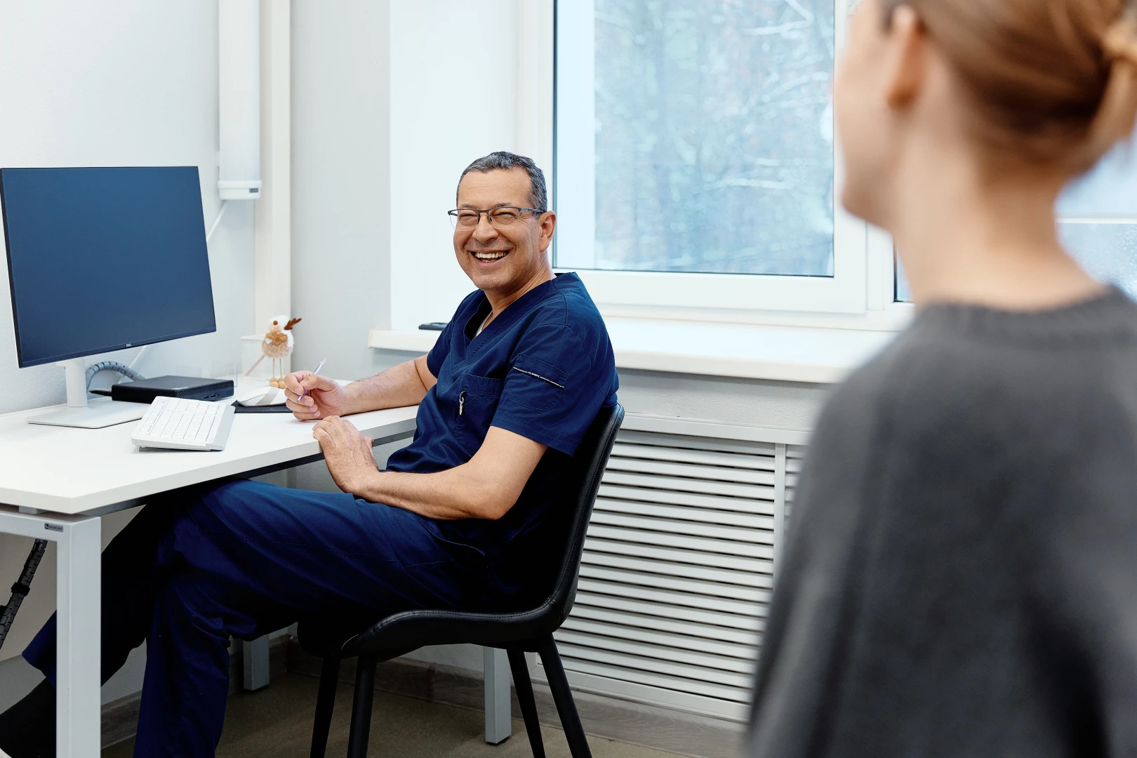 Врач разговаривает с пациентом