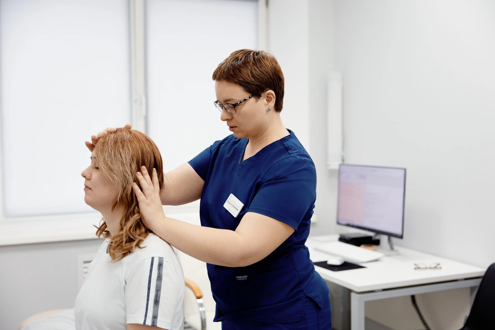 Врач разговаривает с пациентом