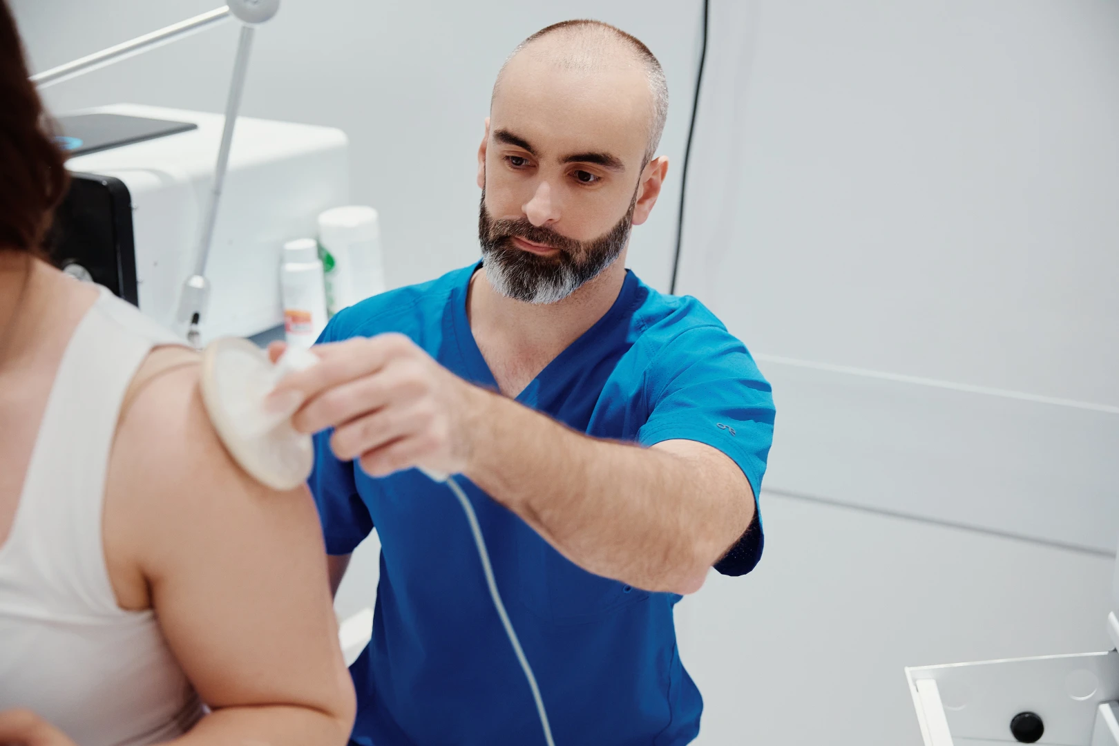 Врач разговаривает с пациентом