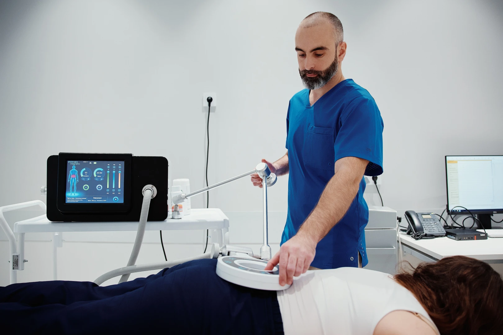 Врач разговаривает с пациентом