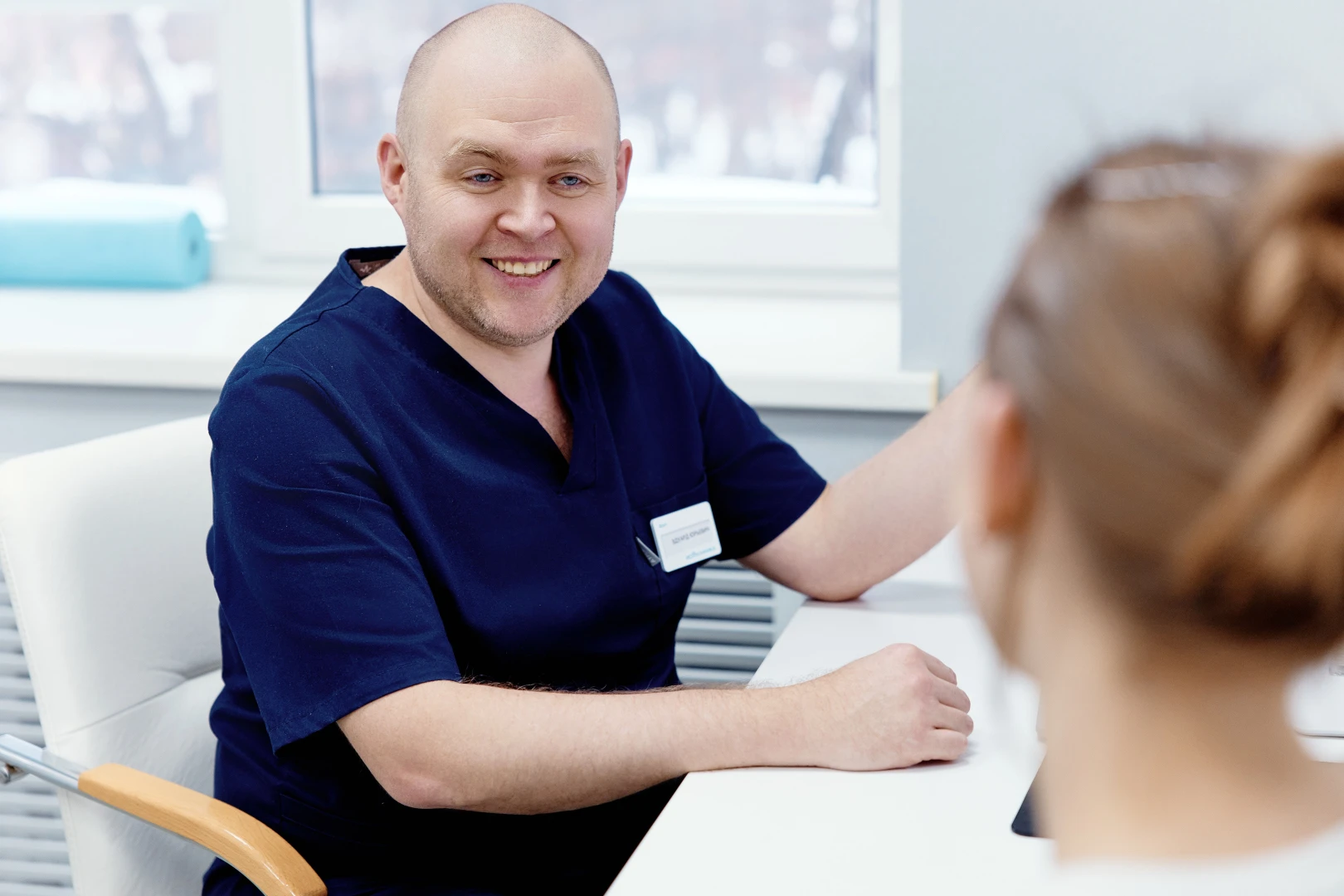 Врач разговаривает с пациентом