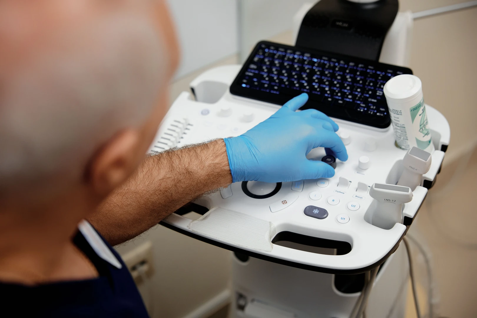 Врач разговаривает с пациентом перед исследованием