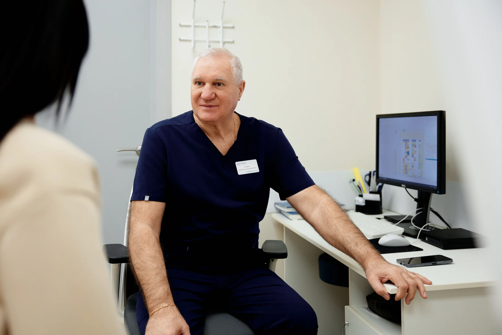 Врач объясняет результаты пациенту