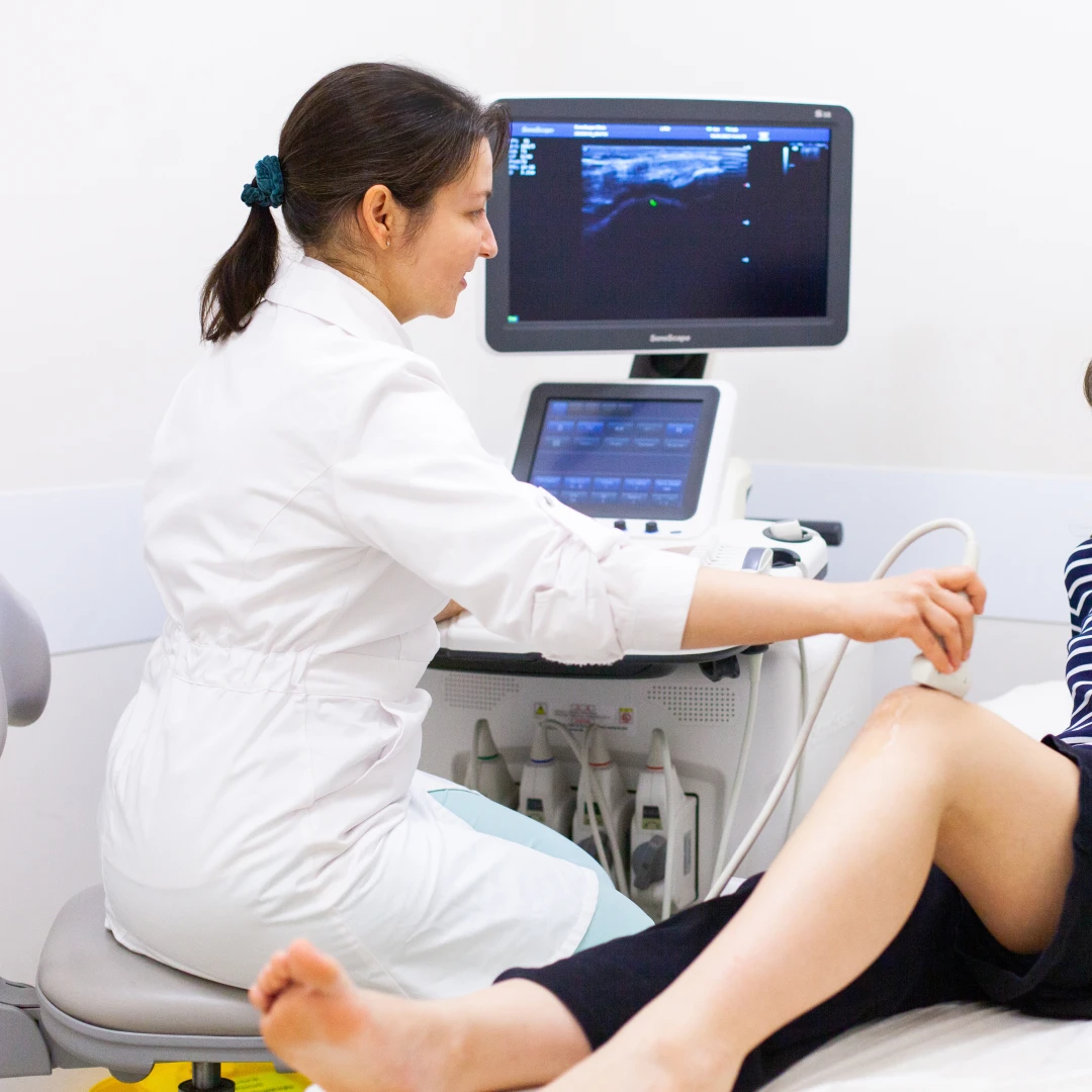 Врач проводит УЗИ