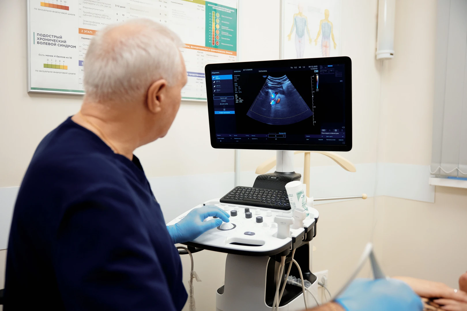 Врач общается с пациентом перед УЗИ слюнных желез