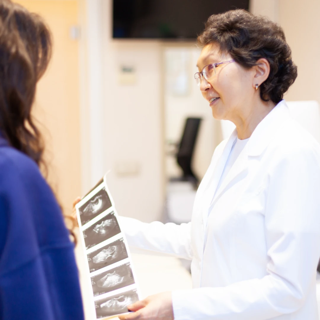 Врач объясняет пациентке результаты исследования