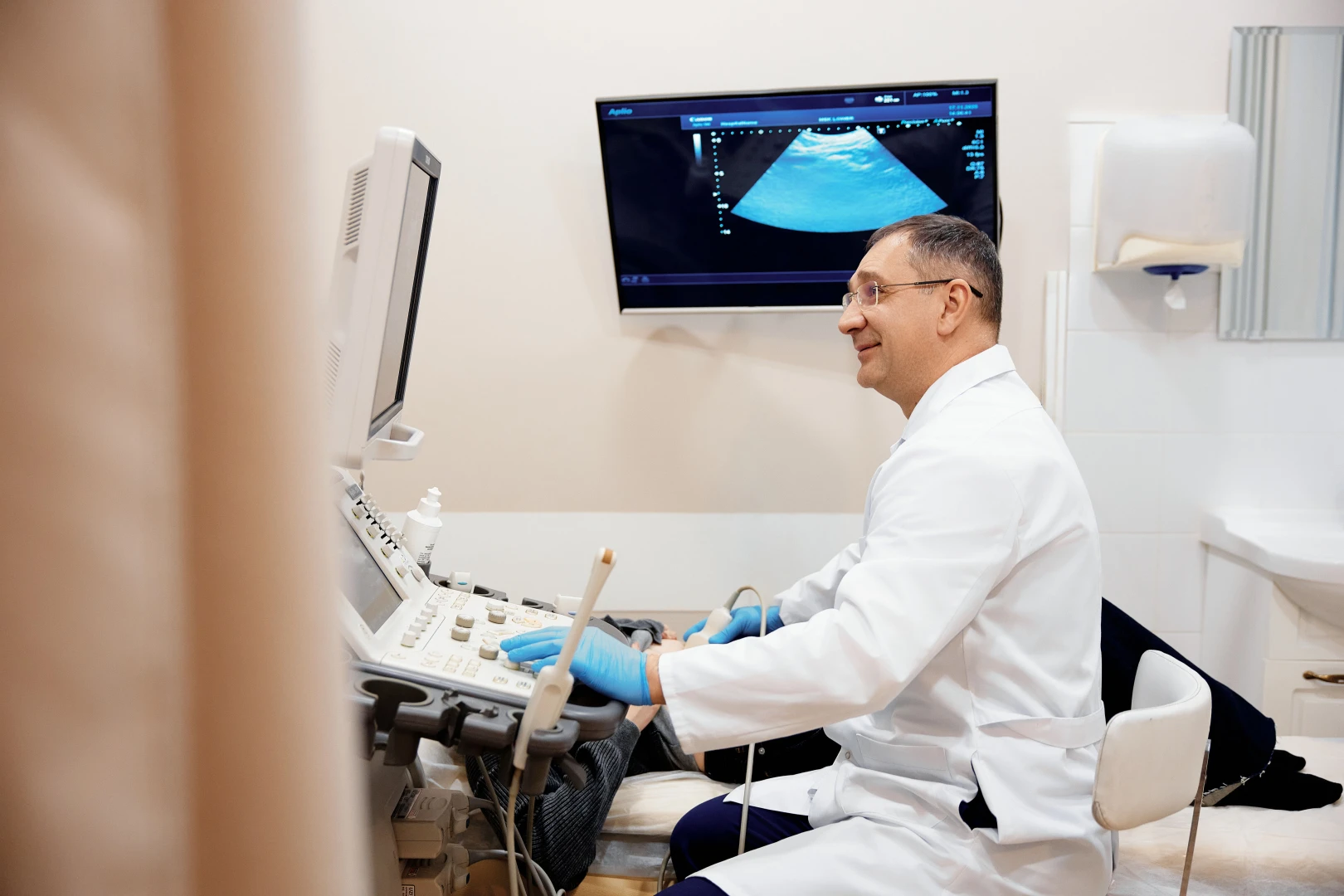 Врач разговаривает с пациентом перед проведением УЗИ