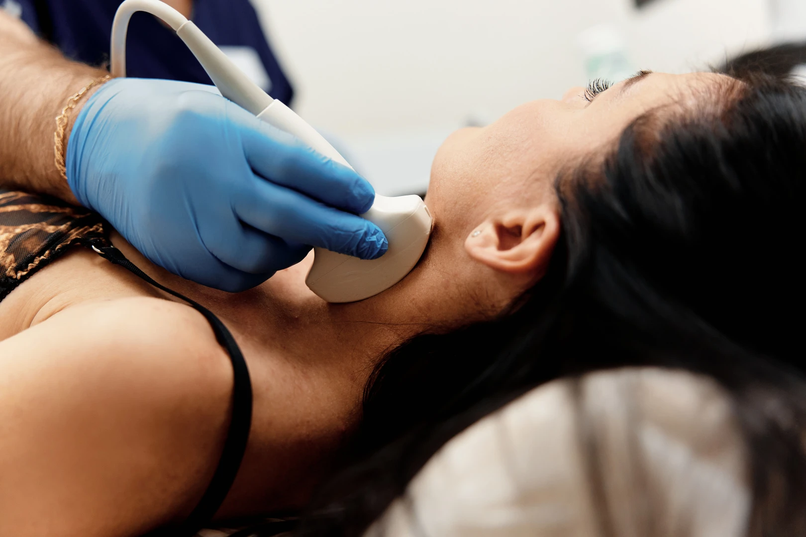 Врач проводит дуплексное сканирование экстракраниальных отделов брахиоцефальных артерий