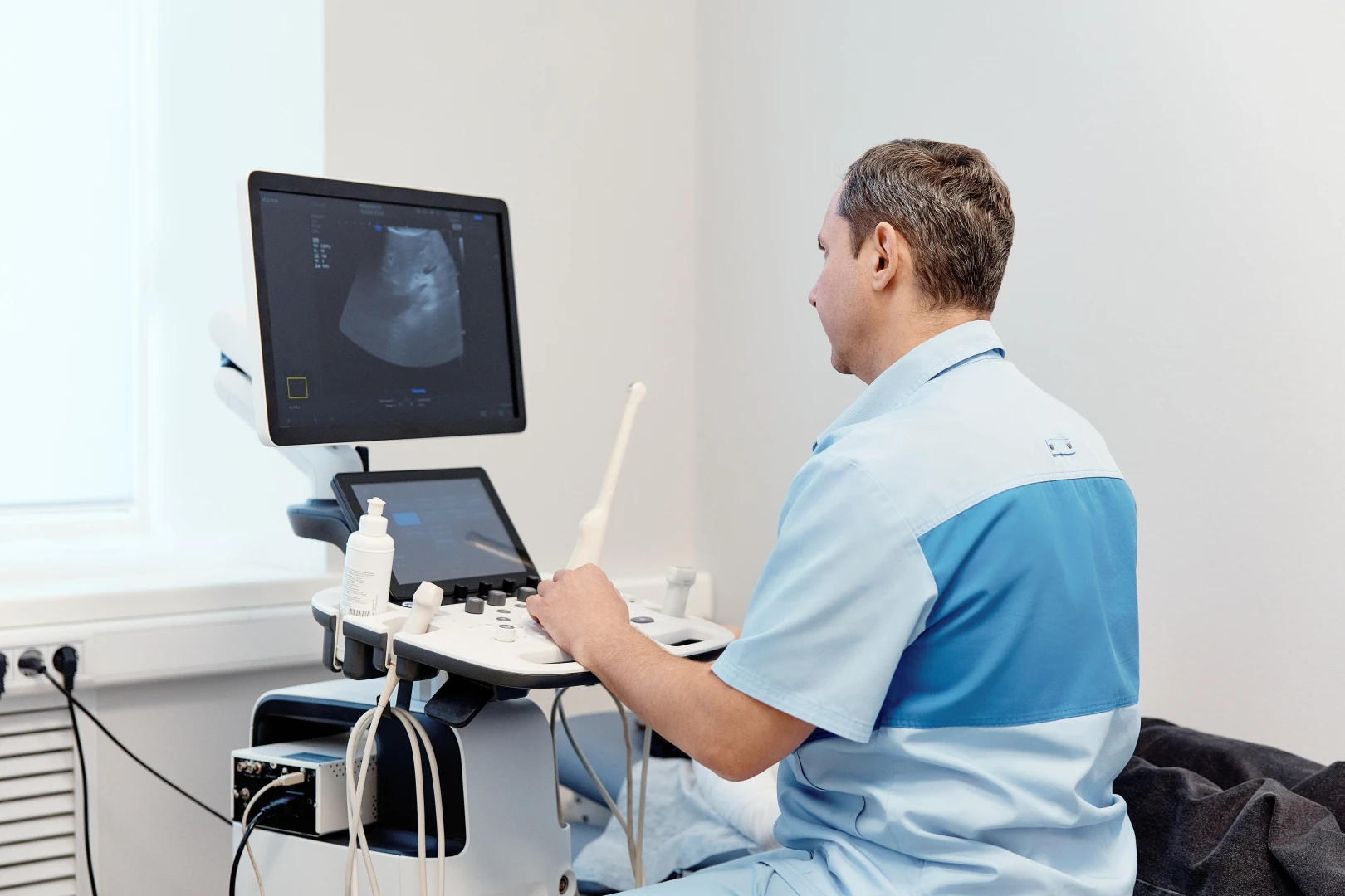 Врач разговаривает с пациентом