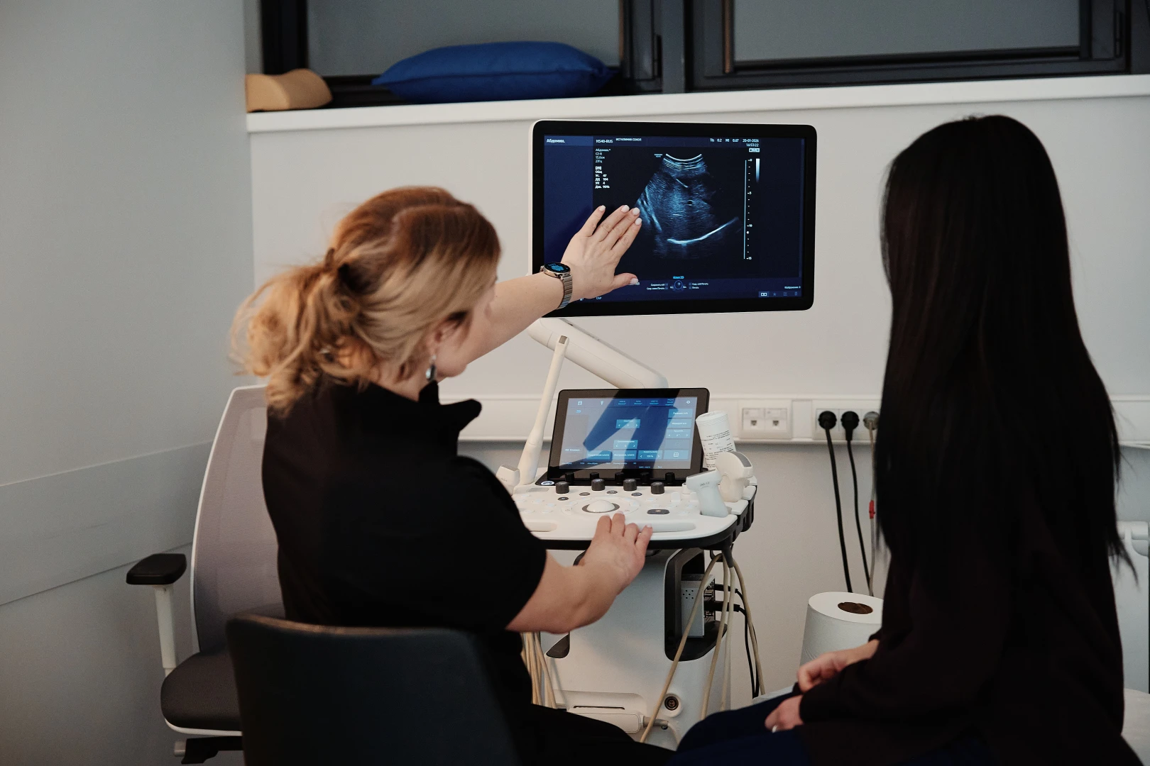 Врач проводит УЗИ голеностопного сустава