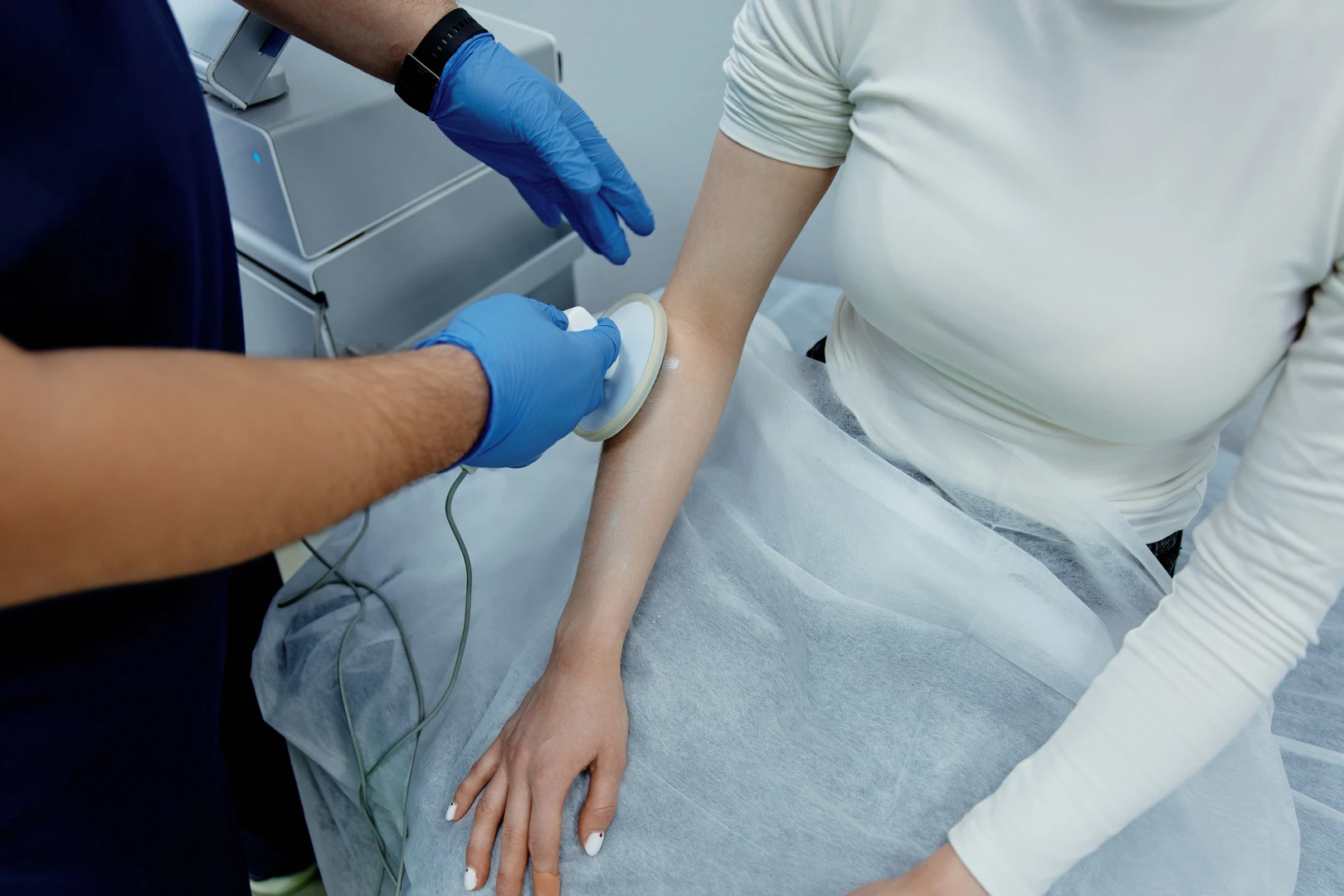 Невролог проводит процедуру пациенту при лечении невропатии срединного нерва