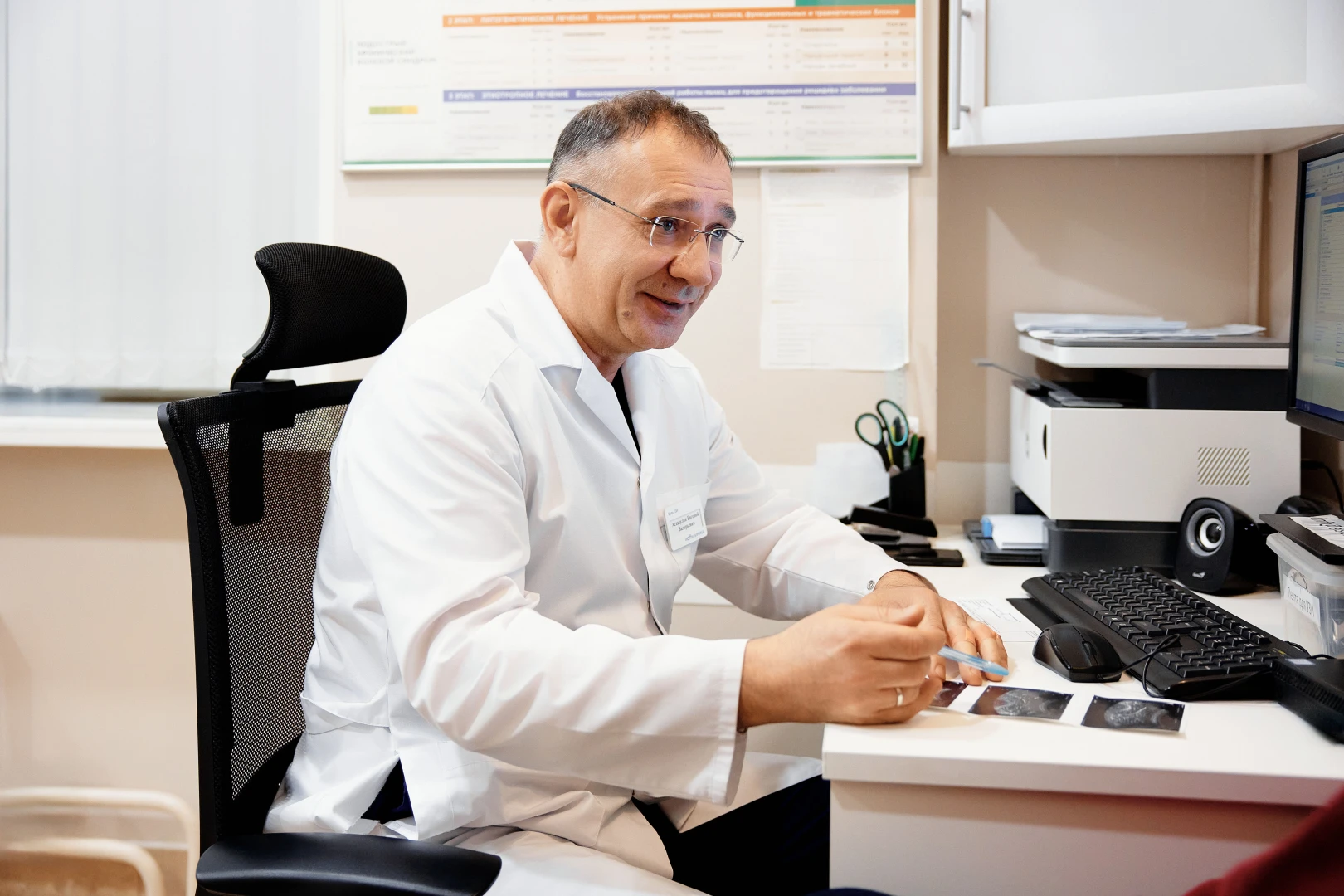 Врач разговаривает с пациентом перед проведением УЗИ