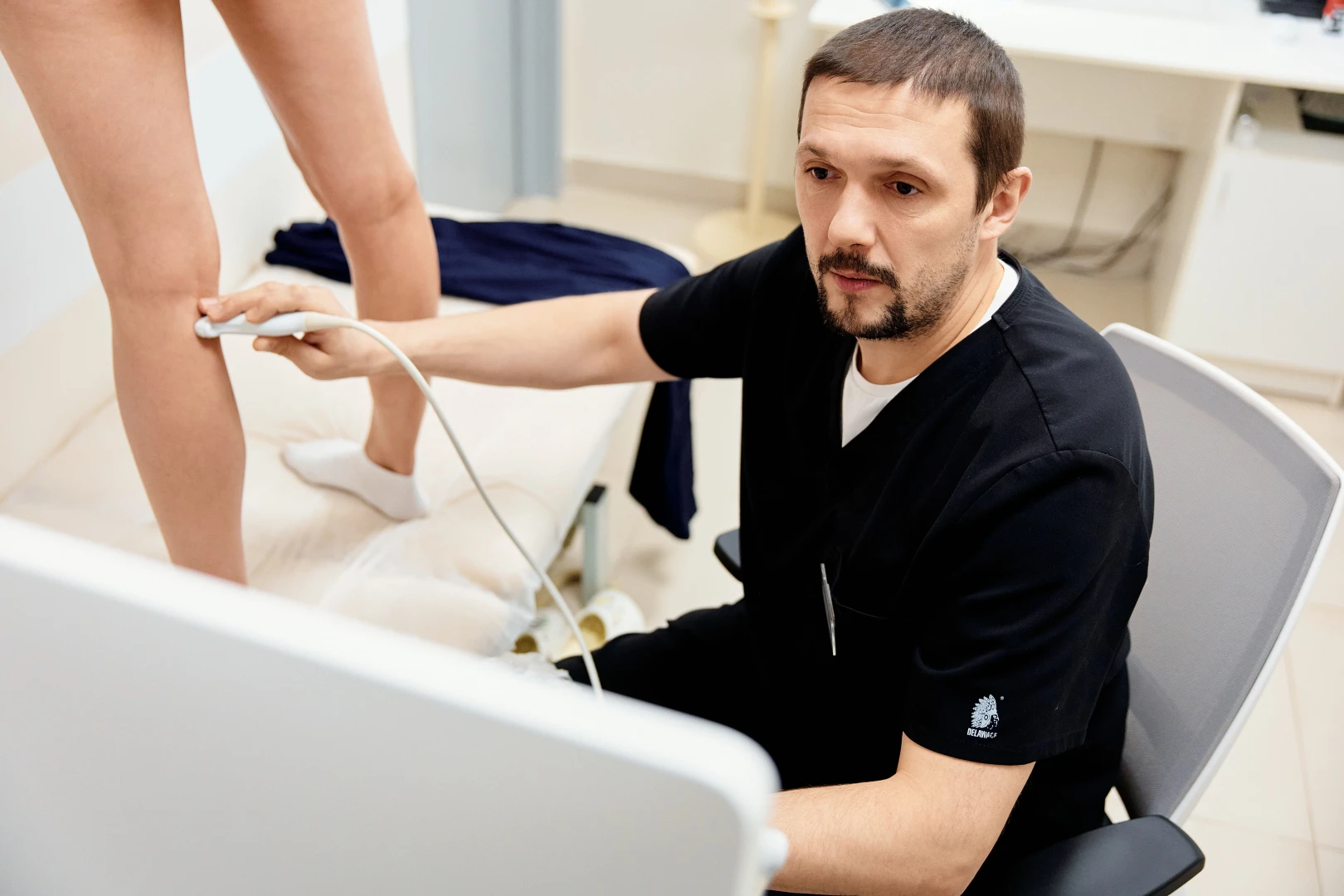 Врач проводит УЗИ